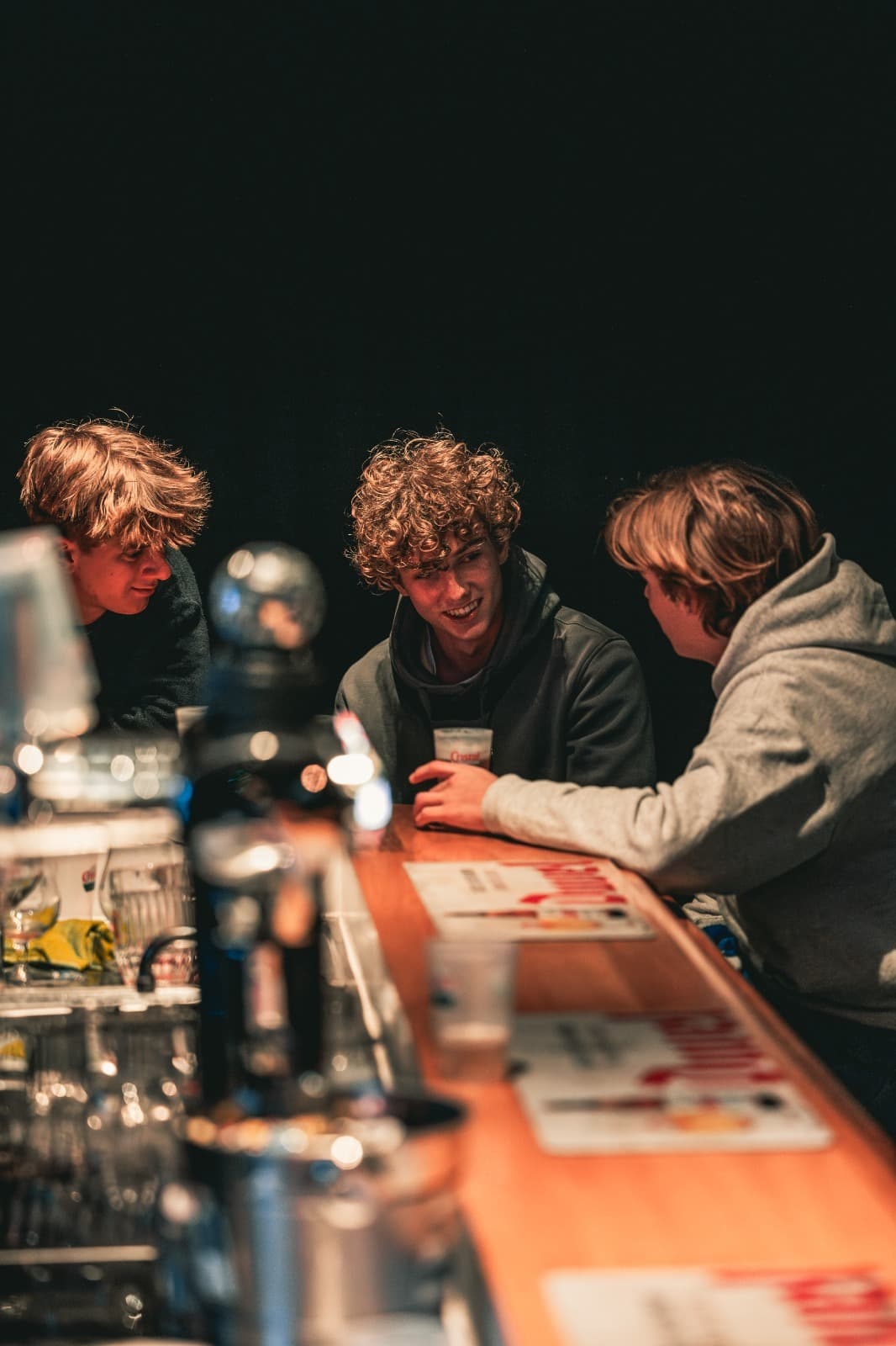 Drukte aan de bar tijdens een avond in Jeugdhuis De Haajf