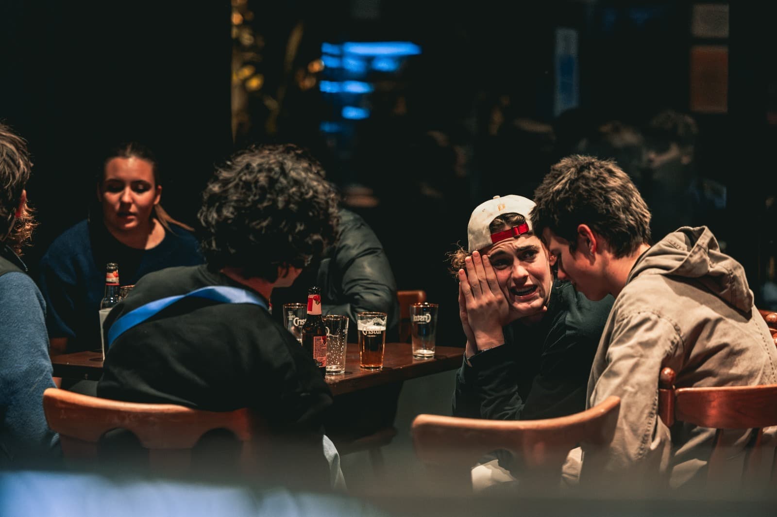 Vrienden drinken samen een pintje in het jeugdhuis